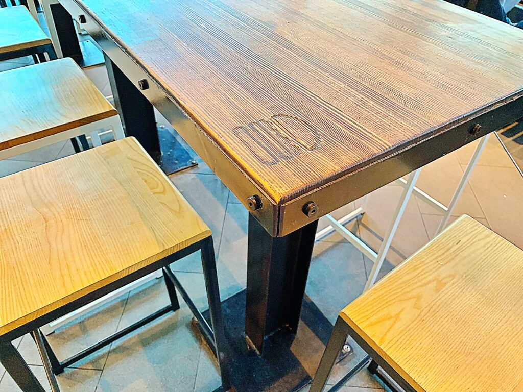 シェイクシャックのダイニングテーブル