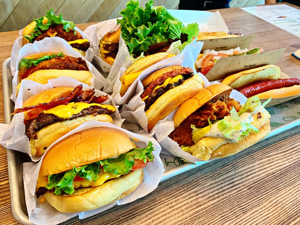 並べられたシェイクシャックの全バーガーメニュー