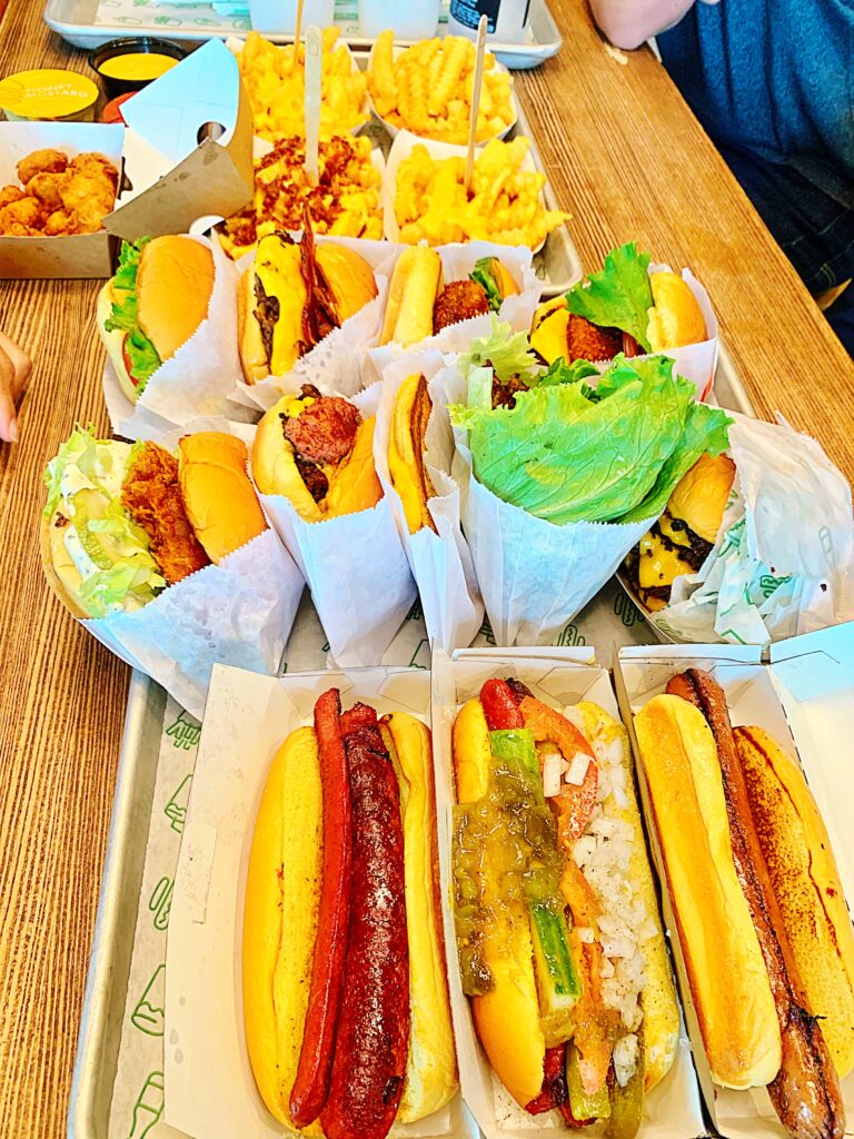 アメリカのシェイクシャックで全メニューが並ぶ