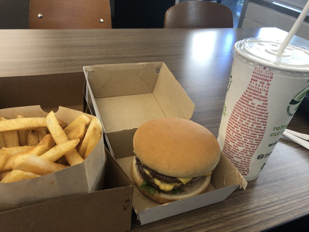 カリフォルニア州立工科大学のカフェテリア