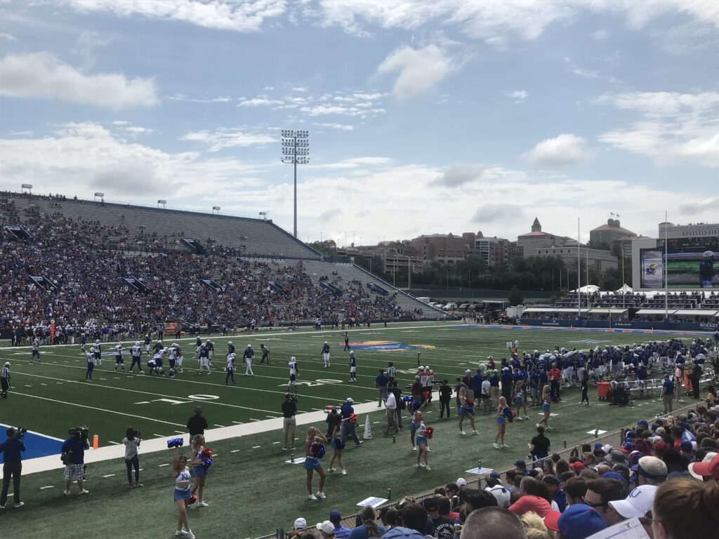 カンザス大学のアメフトスタジアム