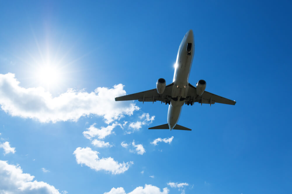 青空を飛ぶ飛行機