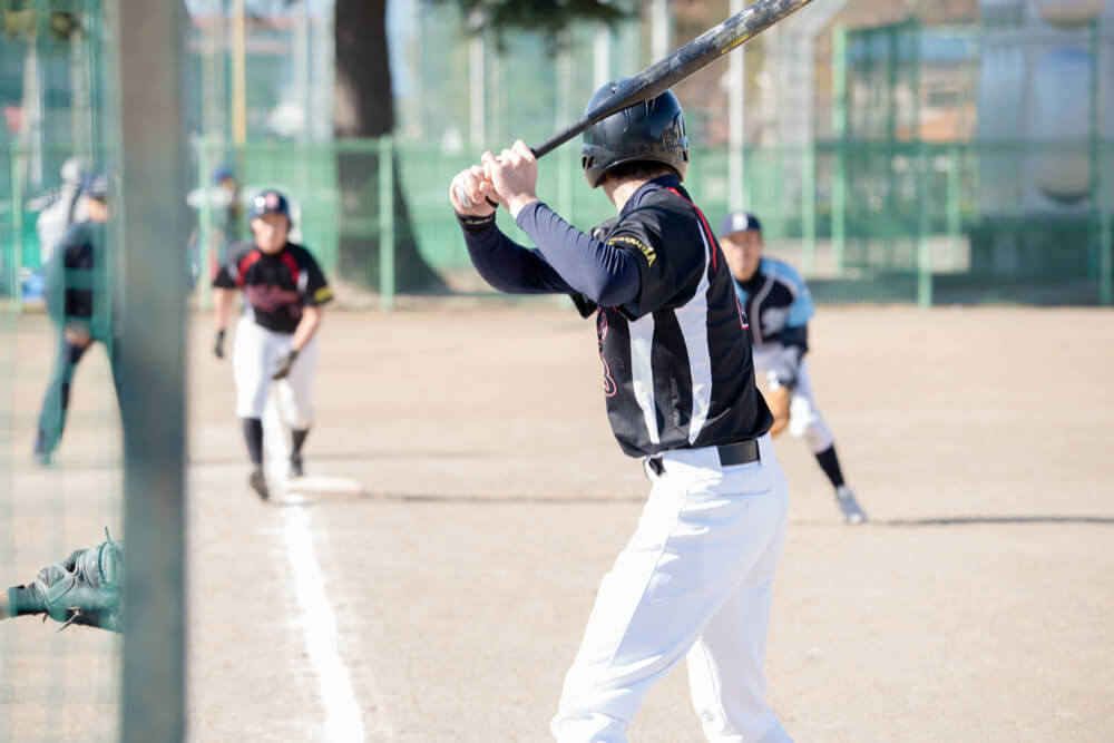 バットを構えて打席に立つ野球選手