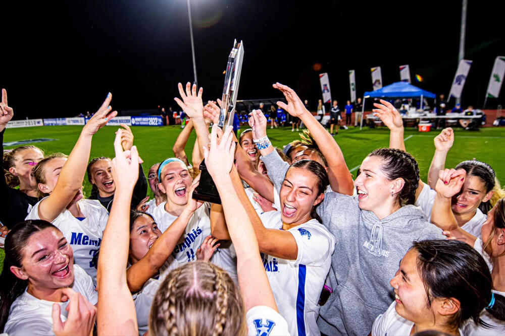 トロフィーを掲げて喜ぶメンフィス大学女子サッカー部の選手たち