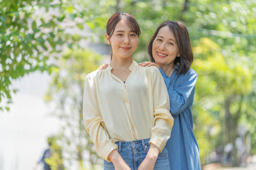 笑顔で寄り添う母と娘