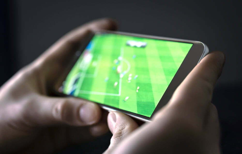 スマートフォンでサッカーの試合を観る