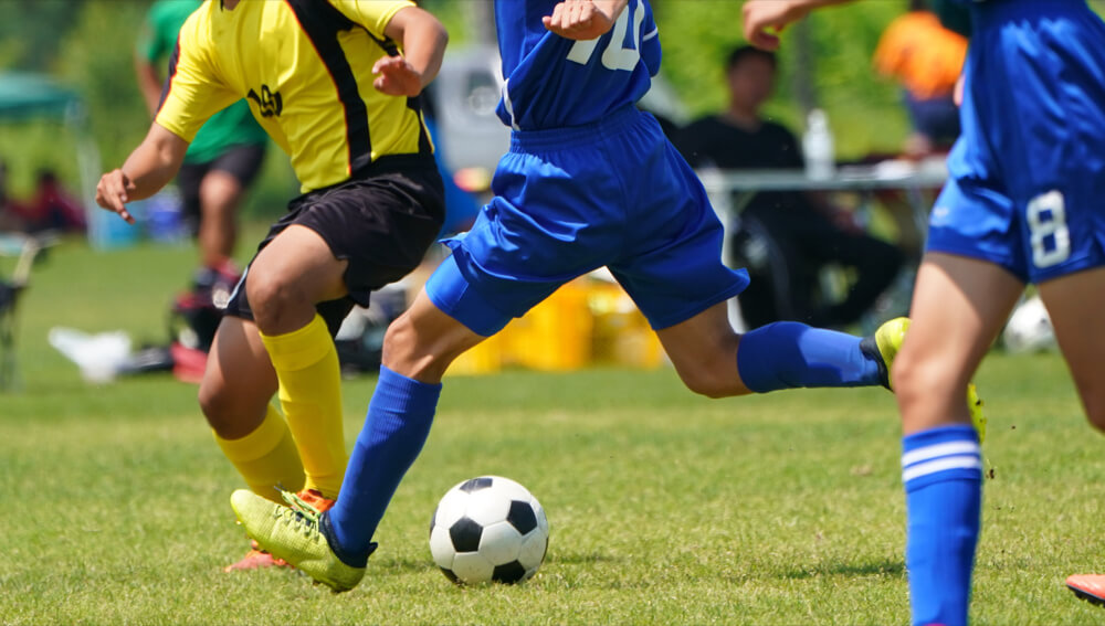ボールを奪い合うサッカー選手たち