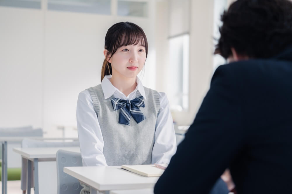 面談を受ける制服の女子生徒