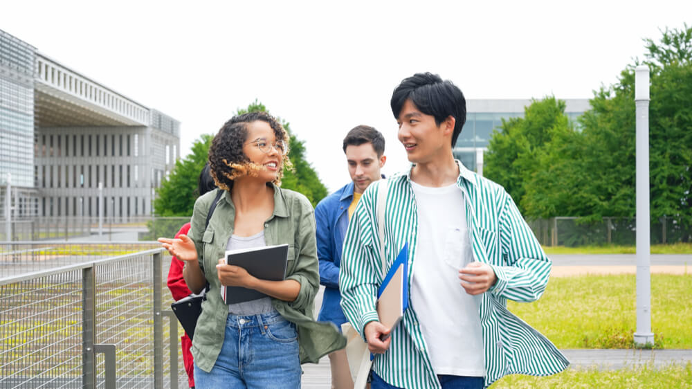 キャンパスを歩きながら話す留学生たち