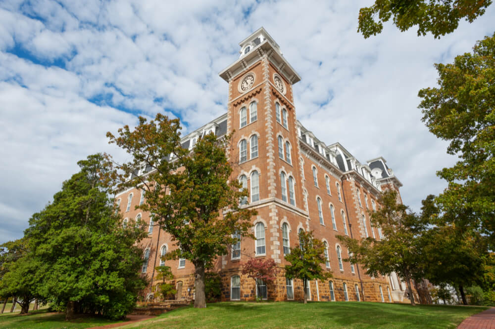 時計塔のある赤レンガの大学の建物